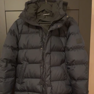 J Linderberg jacka  - Nu är det dags att sälja jacka för vill ha en ny. Den är i nyskick och använd cirka 2 månader på vinter halvåret. Den är som ny och har inga slitage eller bevis på användning.  Priset är ej hugget i sten vid snabb affär för jag vill bli av med den🤝🥂
