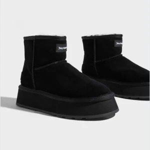 Juicy couture skor  - Juicy couture skor som ej passar jag som har 36,5-37. Skorna skulle nog passa nån som har större storlek 37.  