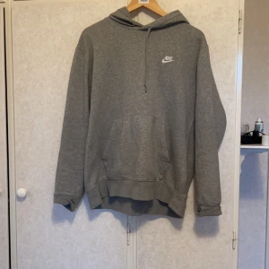 Nike hoodie - Grå nike hoodie, i princip i nyskick, köpt för 749:-