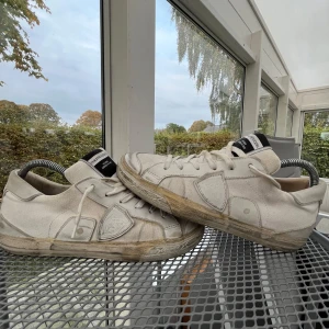 Philippe Model - Säljer dessa feta Philippe Model skorna // storlek 40 // 7/10 skick med inga stora defekter förutom de som syns på bilderna // skriv vid frågor eller andra funderingar