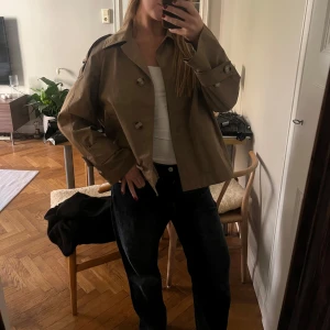 Trenchcoat jacka - Trenchcoat jacka från Zara i strl M