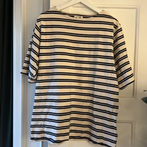 Randig tröja, Acne studios - Svart/vit randig bomulls t-shirt från Acne studios, oversized, obetydligt använd utan defekter. 