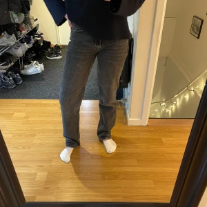 Lågmidjade raka jeans - Svarta lågmidjade raka jeans ifrån ginatricot i nyskick