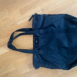Day Birger et Mikkelsen väeka - Jätterymlig och praktisk väska. Använd men i bra skick. Finns lite slitningar på väskan vilket man kan se på bild 4. Nypris: 500kr.