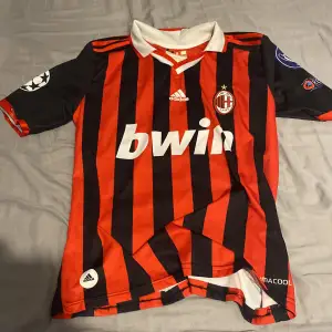 En shevchenko tröja från Milan, storlek s, passar bra på mig som är 172-178 cm lång 