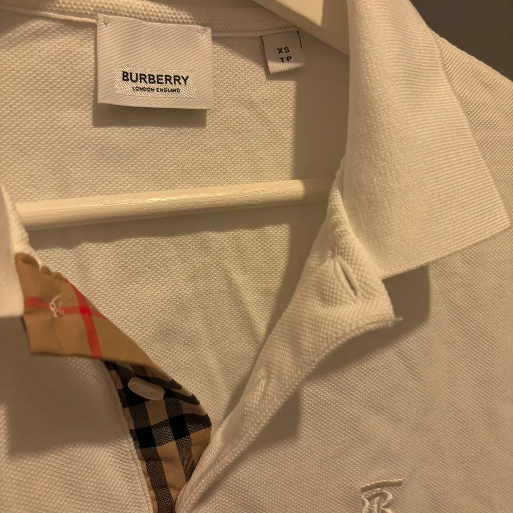 Pikétröja från Burberry. Knappt använd, mycket bra skick. Storlek xs.. T-shirts.