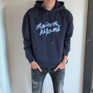 Maison Kitsuné Hoodie - Tja! Säljer denna extremt snygga och sällsynta Maison Kitsuné hoodien. Köpt i somras och därmed knappt använd. Storleken är M och Nypris ca 3700. Mitt pris: 1499✅. Skriv dm om ni har några frågor!
