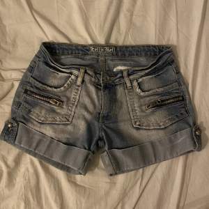 Super fina jeansshorts. Lite Victoria Beckham inspirerade bakfickor meb super fina ich passar fint. Säljer då de inte kommer till använding.