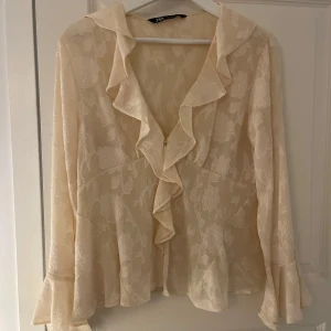 Volangtröja - Långärmad tröja med volanger från zara🤗 Jättefint mönster på tröjan, passar perfekt till skolan men också fest!🤩🤩