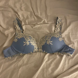 Intimissimi bh - Säljer denna superfina bh från intimissimi!  Använd och har pyttesmå tecken på användning men inget som syns.  Slutsåld och finns ej kvar att köpa någonstans!