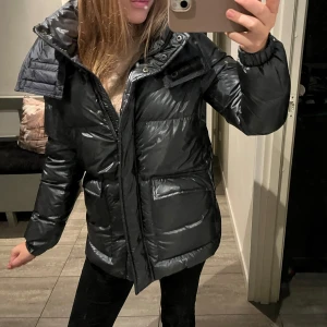 Colmar jacka  - Super snygg vinterjacka! Inga defekter alls, den är som ny! Pris kan diskuteras.