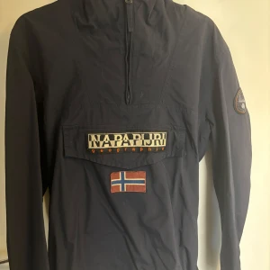 Napapijri jacka - Napapijri tunn jacka för våren och hösten fin skick storlek s