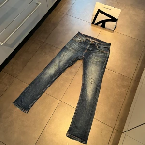 Nuide jeans 🍾 - Hej, säljer dessa riktigt feta nuide jeansen | modell ”Grim Tim” | skick 9/10 snygga slitningar | stolen 31/32 modellen på bilden är 180 cm | släng iväg ett dm för frågor! 🙌🍾