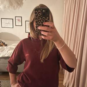 Säljer denna vinröda hoodien som jag klippt av ärmarna på så att dom är 3/4 istället💋