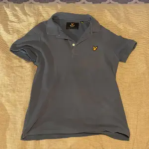 Blå Lyle and Scott piké tröja i fint skick. Använd få gånger.