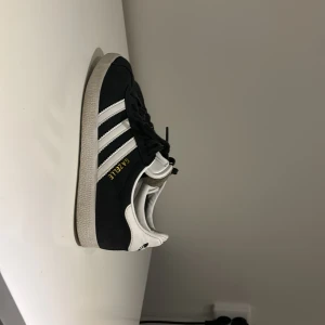 Ett par Adidas skor  - Storlek 36 ganska bra kvalitet🫶👍  jag älskar dom .  Och det är väldigt bra pris,