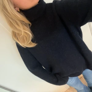 Polotröja i ull  - Så fin marinblå polotröja i ull från Yas💕