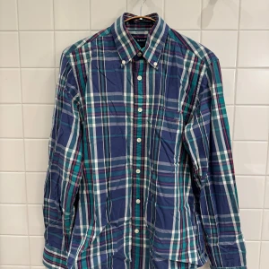 Rutig skjorta från GANT i multifärger – Storlek S - Superfin rutig skjorta från GANT i flera färger. Storlek S och i mycket fint skick. Ett färgstarkt och mångsidigt plagg som lyfter vilken outfit som helst!