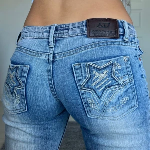 Jeans - Midjemått: 35cm rakt över, innerbenslängd: 75cm 💕