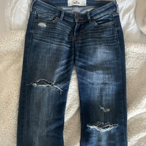  Hollister jeans -  Säljer mina jättesnygga Hollister jeans i storlek W25 L34. Innerbenslängden är 74 och midjemåttet 37. Vill egentligen inte sälja dem men vill se vad folk kan buda för. (Första bilden är från tidigare ägare)💕💕