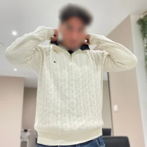 Morris halfzip kabelstickad vit - Tröjan är i väldigt bra skick 9/10, säljer pågrund av att den är för stor på mig, nypris: 1800kr