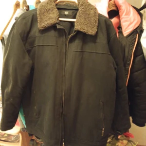 Vinterjacka mörkbrun stl L - Vinterjacka mörkbrun med avtagbar krage fleece foder. Innerficka samt fickor på utsidan storlek L. Fodrad. Av märket IK. Mycket fint skick i nyskick.