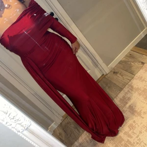 Röd bröllopsklänning  - Lång klänning som passar utmärkt till långa tjejer samt som den får en att sticka ut lite extra 