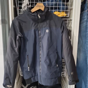 8848 vinterjacka - Vinterjacka storlek small använd några år inge trasig bara små tecken på slitage