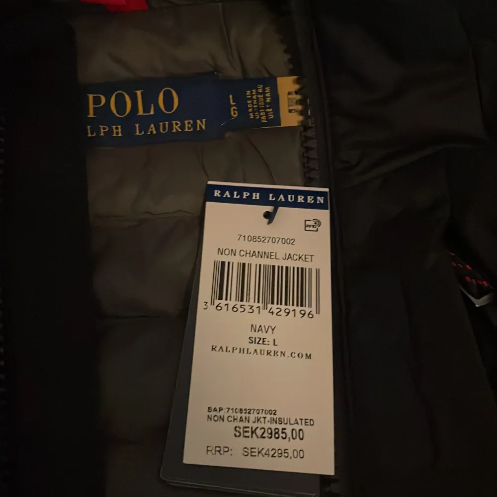 Helt ny Ralph Lauren jacka som är köpt i en Ralph Lauren affär.  Köptes för 2985  . Jackor.