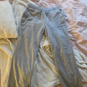 Gråa juciy couture byxor  - Super fina i strl 146-152 barn strl💕