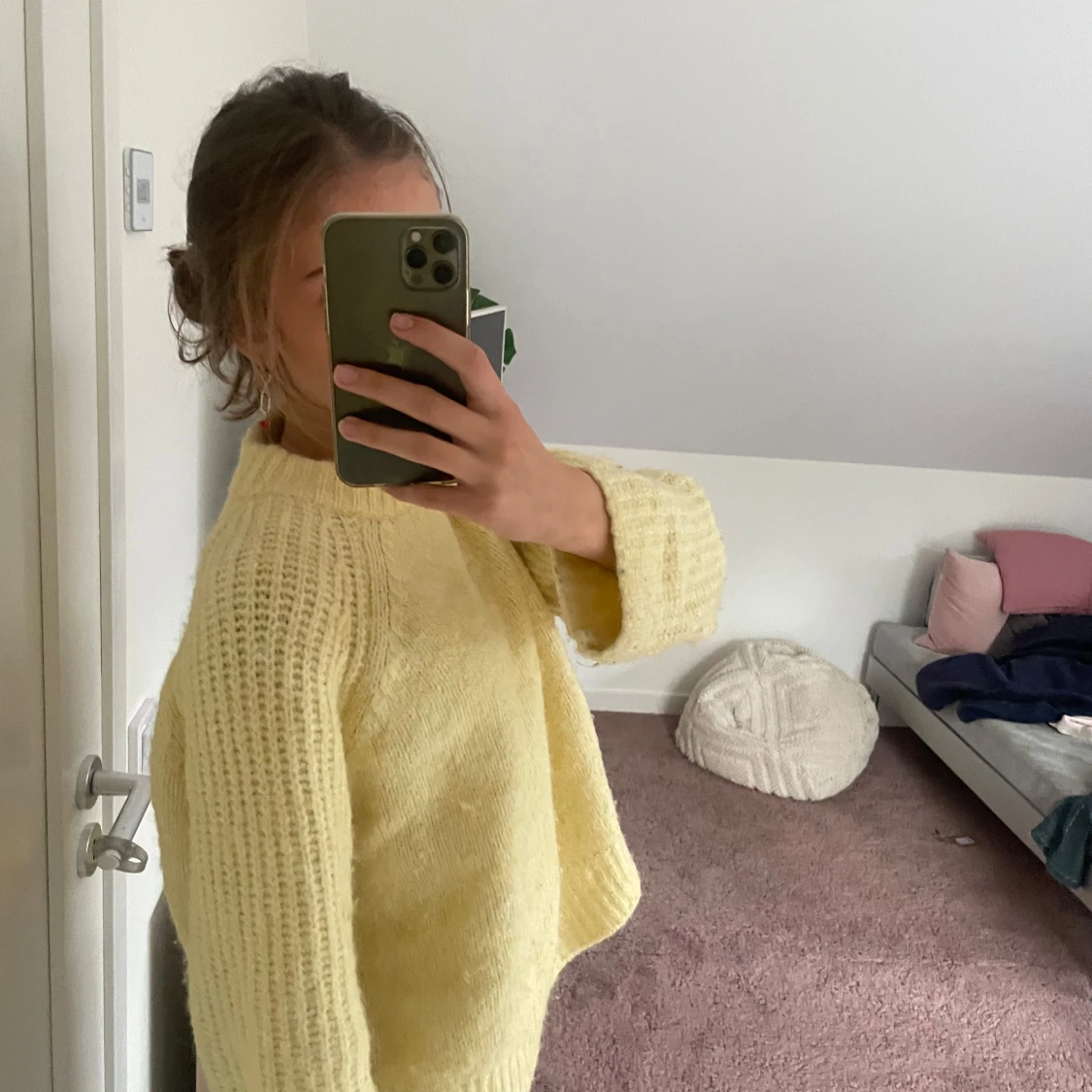 Gul stickad tröja  - 90