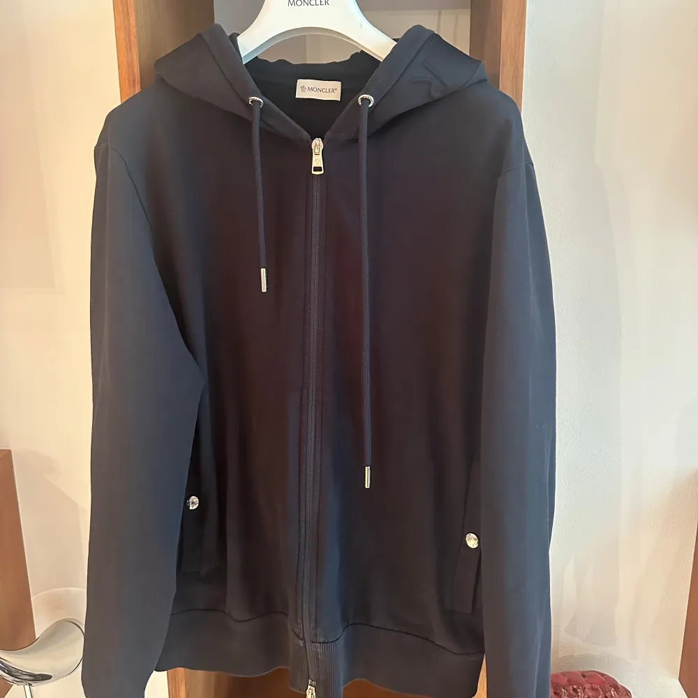 Moncler zip hoodie. Storlek L. Skick 9/10 super fin. Pris 2299kr. Modellen på bild är 186 . Hoodies.