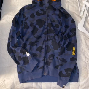 BAPE HOODIE - Bape hoodie köpt här på plick för 2000kr! Woodland collab. Skriv provat för bilder på alla tags, har tyvärr inget kvitto. Storlek XL men skullensäga att den passar M på mig som är smal och 180cm lång