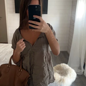 Brun/grå topp - En superfin brun grå topp med knappar som passar till fina tillfällen nu på hösten🍁🍂