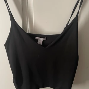 Svart kort linne satin - Svart kort linne satin med v ringning fint skick 