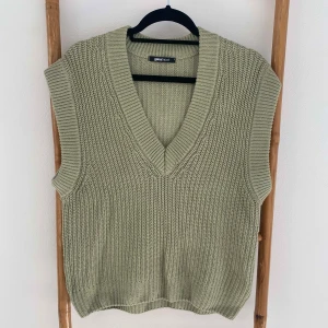 Stickad väst - Ljusgrön stickad väst från GinaTricot  Storlek S Väldigt lite använd och jättefint skick