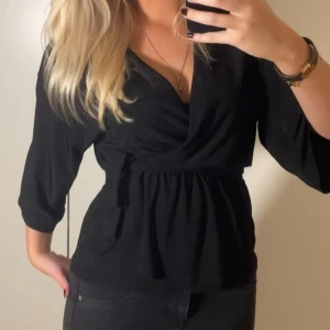 Svart omlott topp - Sååå fin svart omlott topp i jätte exklusivt material 💕💕💕 