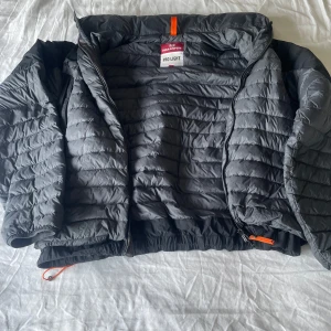 Parajumpers jacka  - Hej  Säljer min Parajumpers jacka som jag har haft i 2 år nu för att den knappast kommer till användning för mig. (pris går att diskutera)👍