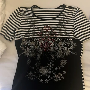 T shirt - Helt ny. Aldrig använt, thrifta den