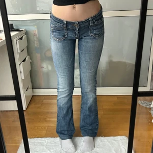 Lågmidjade bootcut jeans Only  - Super populära jeans från only, passar en xs-s. Mer mot s pga midjemåttet. Innerbenslängd: 76 midjemått:39 stretch till 41. Köp sker via köp nu, jag postar inom 24h. Kvar tills markerad såld 