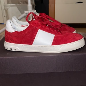 Valentino Flycrews Röd - feta valentino flycrews i röd färg och OG box, extra snören och dustbag! Storlek 40.