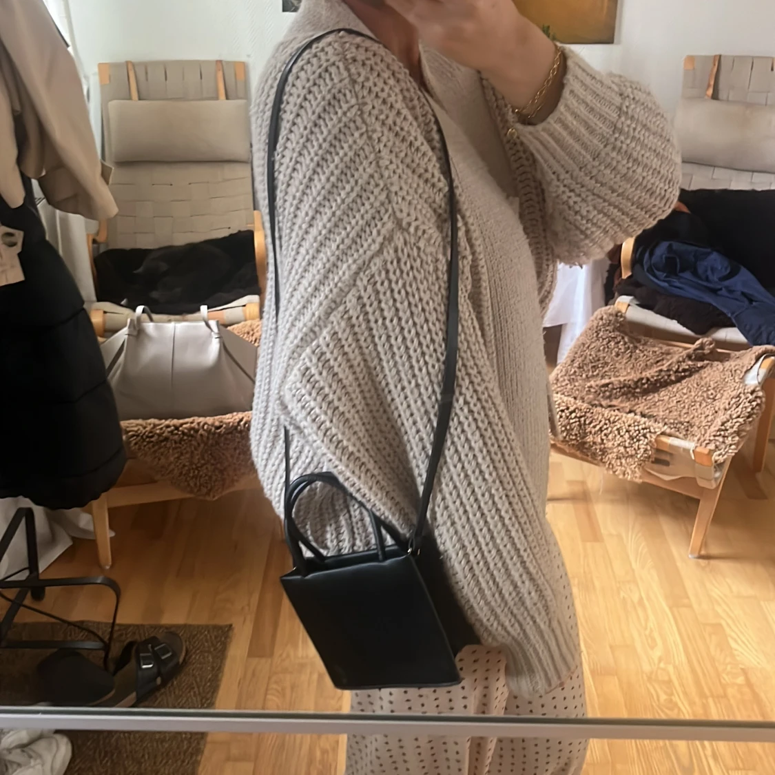 Svart axelväska från H&M - 1