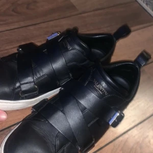 Svarta sneakers Valentino - Snygga svarta sneakers från Valentino . storlek 36 köpte 6000 säljer 1800 ekker Pris kan diskuteras