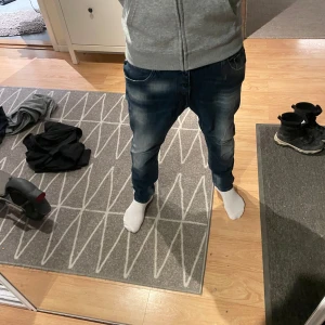 Replay jeans - Ett par feta replay jeans som är i 29 w och är 10/10 skick 