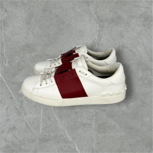 Valentino Open Röd 41 - Storlek 41 (sitter lite större) - Mycket fint skick - minimal skråma på tån som ej går att känna ens med fingret - Endast skorna medföljer - 100% äkta - Riktigt kap helt enkelt!