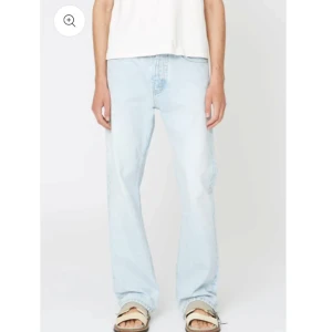 Hope relaxed bootcut jeans (rush) - Snygga ljusblå jeans med en straight lätt bootcut passform. De har en klassisk design med fem fickor och knappgylf. Perfekta för en avslappnad stil. Nypris runt 2000