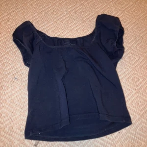 Brandy Melville Topp - Supersöt mörkblå topp från Brandy Melville🫶🏻 Den har en rund urringning med typ ett elastiskt band vid halsringningen. Köpt för några år sedan men inte alls mycket använd. Skriv gärna vid frågor eller om ni vill ha bilder på!🩷 Välj gärna instabox som fraktalternativ🫶🏻🫶🏻 Priset är diskuterbart!❤️