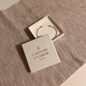 Carolina Svedbom - Evita stud bracelet - Säljer detta jättefina armband från Carolina Svedbom då jag har två stycken, aldrig använd - nyskick  Nypris: 495 kr