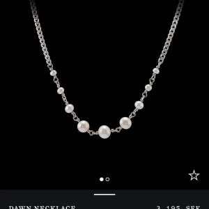 Halsband med pärlor - Säljer detta suuuuuperfina marianilsdotter halsbandet. Det är använt någon enstaka gång och därför mycket bra skick. Jag säljer det då jag är en guldperson❣️💕skriv vid frågor! 