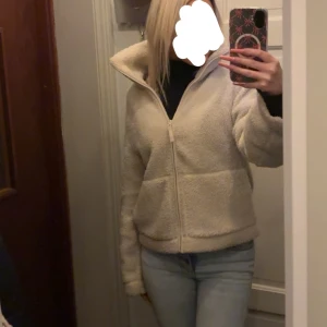 Teddyjacka hm - säljer en beige teddyjacka från hm i storlek s💕